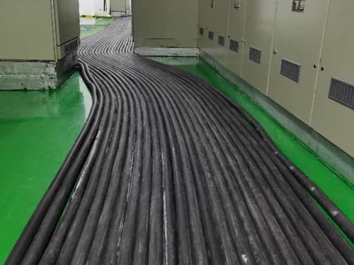 山海关如何根据理论计算公式计算温度对特定电压测量结果的影响？