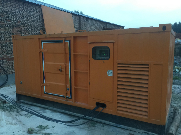 山海关发电机组长期使用中，电缆线的敷设路径有哪些要求？